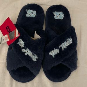 North Carolina Tar Heels women’s Sript Wordmark Fur Cross Slide Medium
